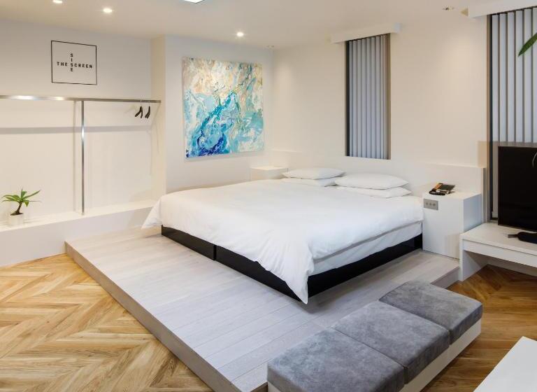 スイート, The Screen