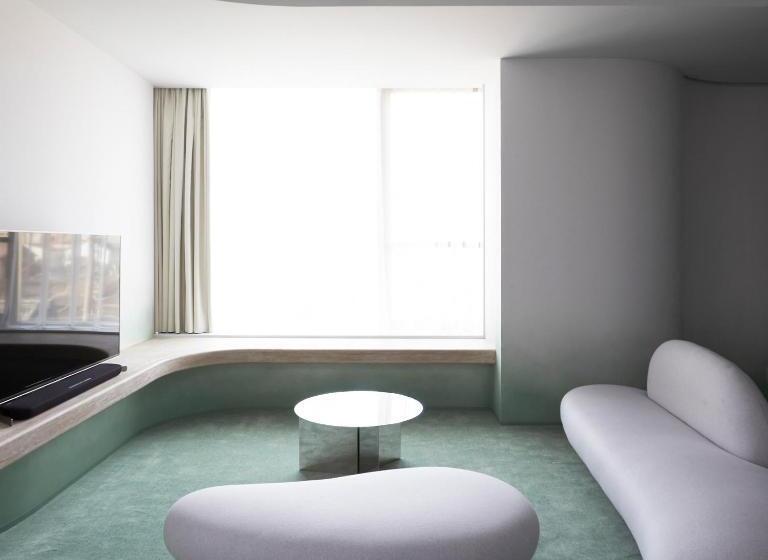 スイート, The Screen