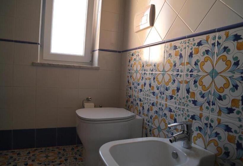 스탠다드 4인용 룸 바다전망, B&b La Marinella