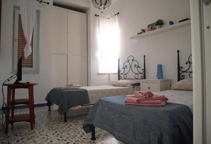 اتاق استاندارد چهار تخته با چشم‌انداز دریا, B&b La Marinella