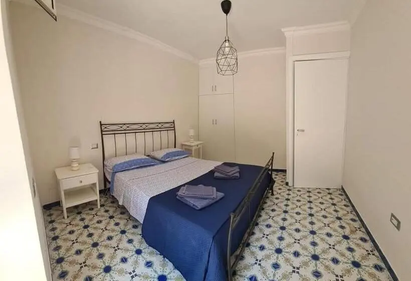 庭の見える１ベッドルームアパートメント, B&b La Marinella