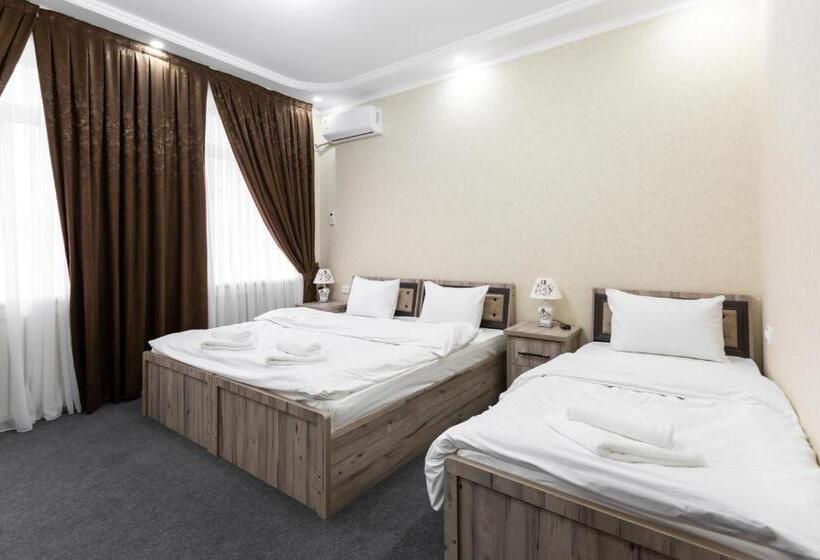 اتاق استاندارد سه نفره, Light