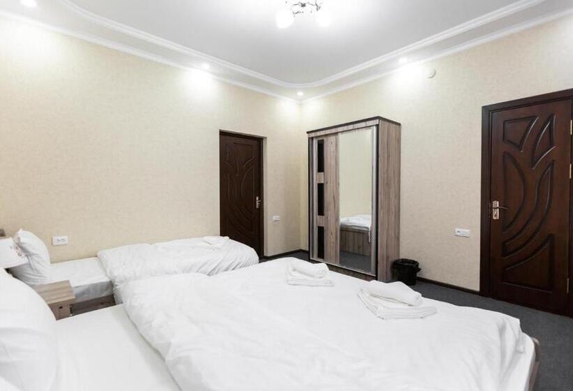 اتاق استاندارد سه نفره, Light