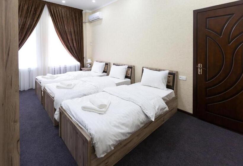 اتاق استاندارد سه نفره, Light