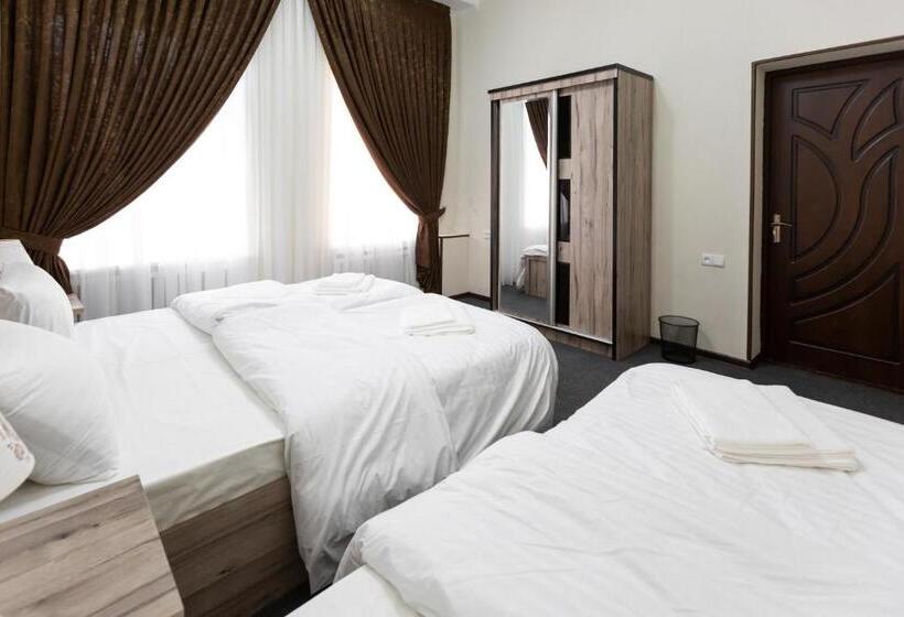 اتاق استاندارد سه نفره, Light