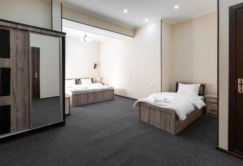 اتاق استاندارد سه نفره, Light