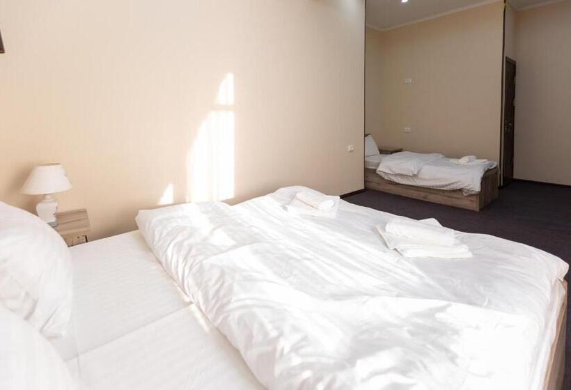 اتاق استاندارد سه نفره, Light