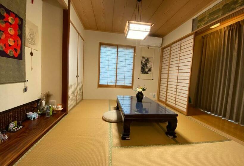 バスルーム共有のトリプルスタンダード, 花沢民宿