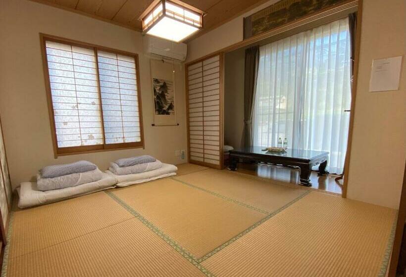 バスルーム共有のトリプルスタンダード, 花沢民宿