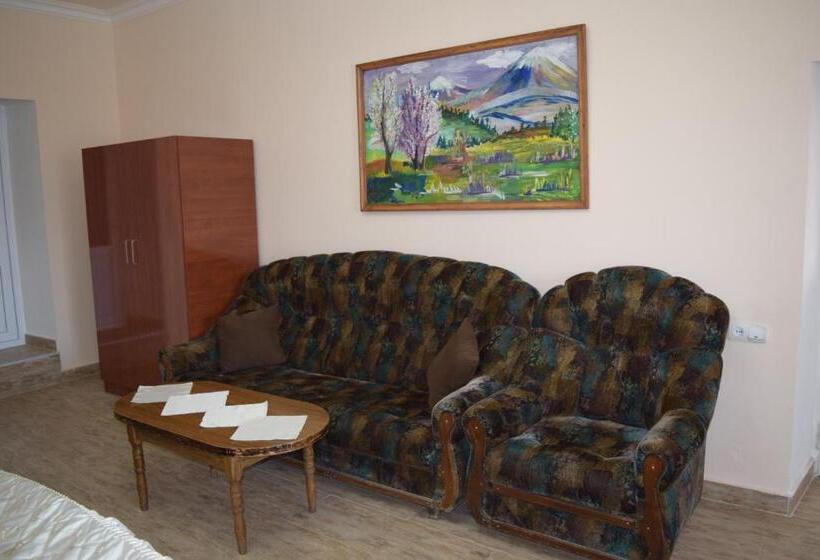 Семейный Номер, Home