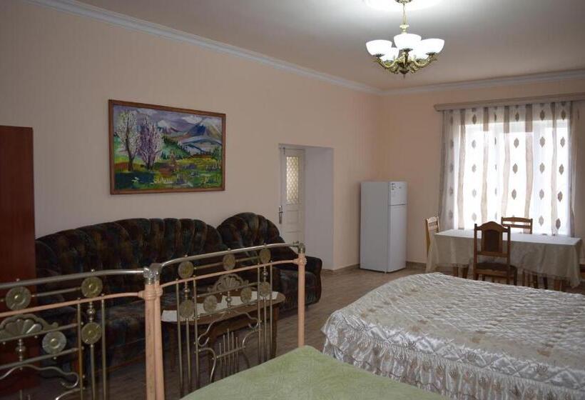 غرفة عائلية, Home