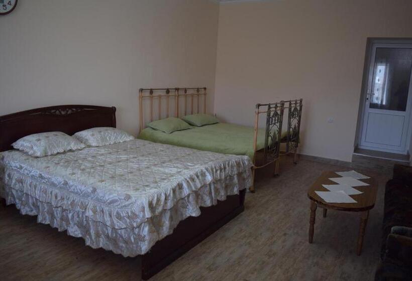 غرفة عائلية, Home