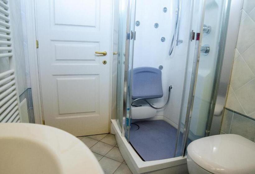 اتاق سهنفرۀ استاندارد با سرویس بهداشتی بیرون از اتاق, Villaincanto