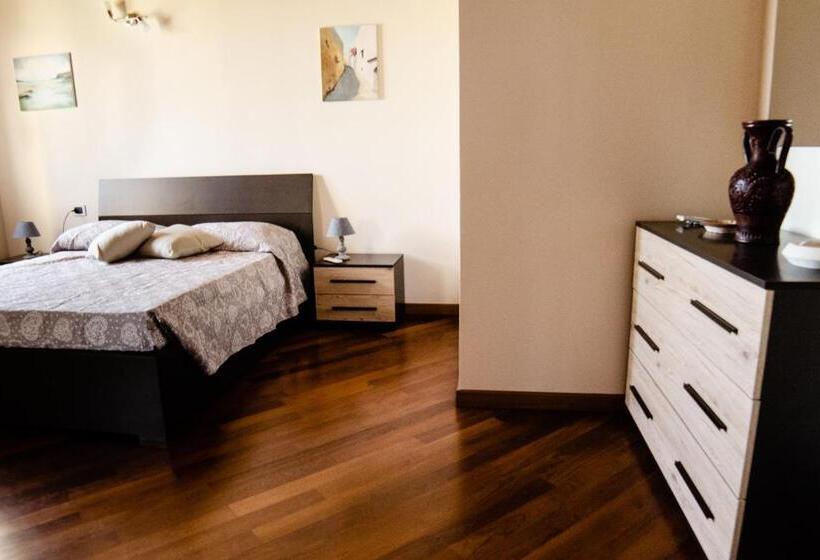 اتاق سهنفرۀ استاندارد با سرویس بهداشتی بیرون از اتاق, Villaincanto