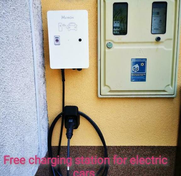 اتاق خانوادگی, Apartment And Room Anica