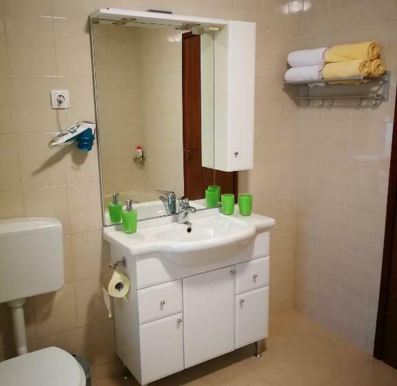 اتاق خانوادگی, Apartment And Room Anica