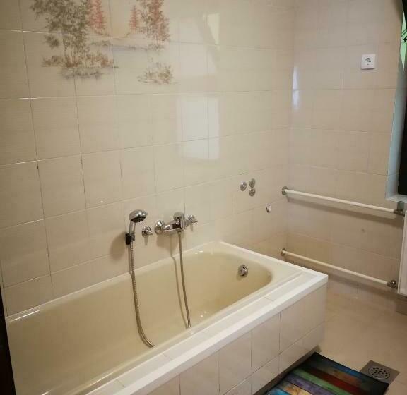 اتاق خانوادگی, Apartment And Room Anica