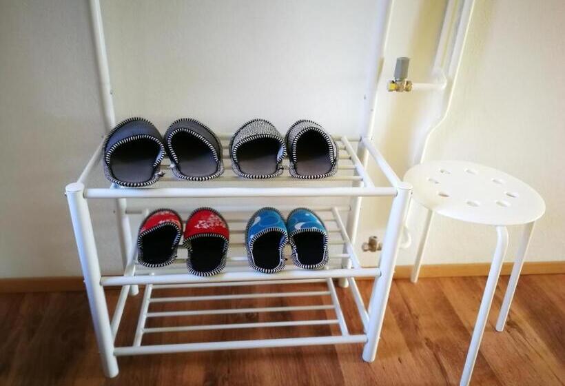 اتاق خانوادگی, Apartment And Room Anica