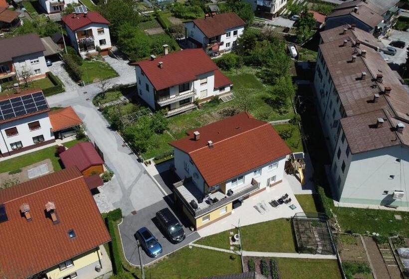 اتاق خانوادگی, Apartment And Room Anica