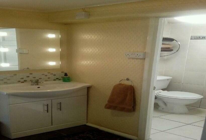 اتاق خانوادگی با چشم‌انداز باغ, Number One Guesthouse