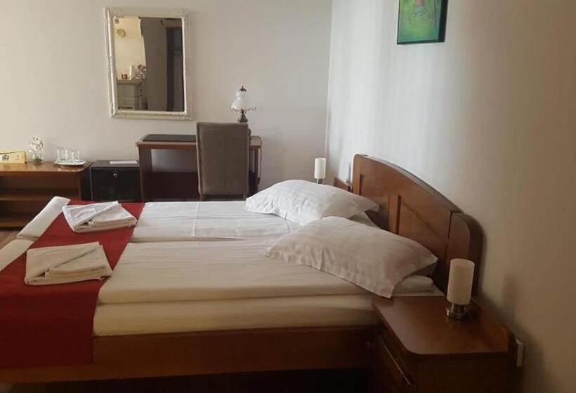 غرفة قياسية ثلاثية, Casa Irinella