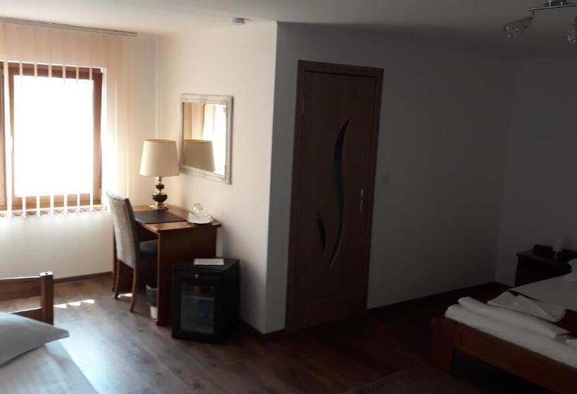 غرفة قياسية ثلاثية, Casa Irinella