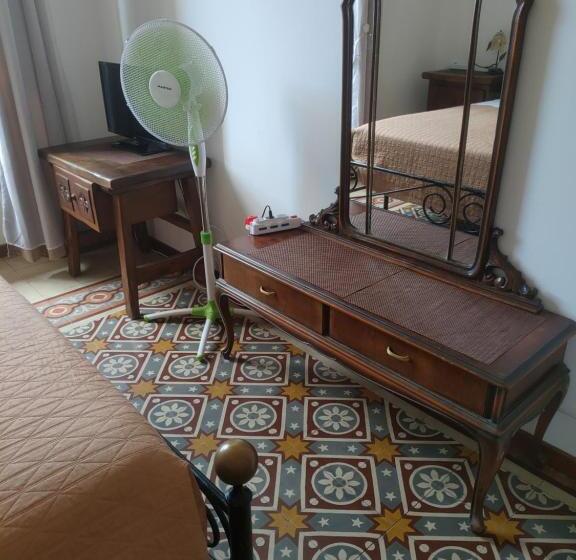 اتاق استاندارد با سرویس بهداشتی مشترک, I Colori Del Mercato