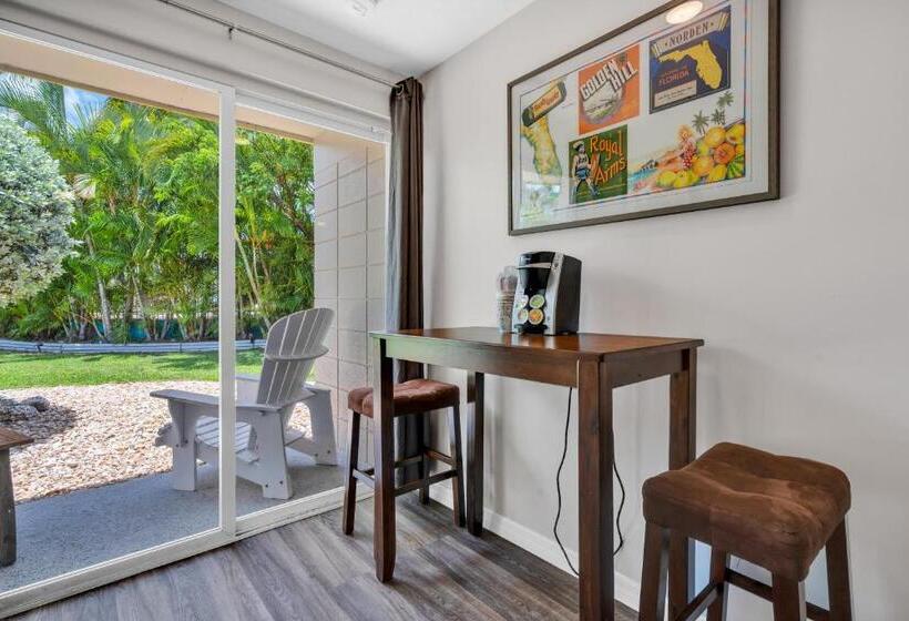 غرفة قياسية مطلّة علي حمام السباحة, Coconut Cay Resort