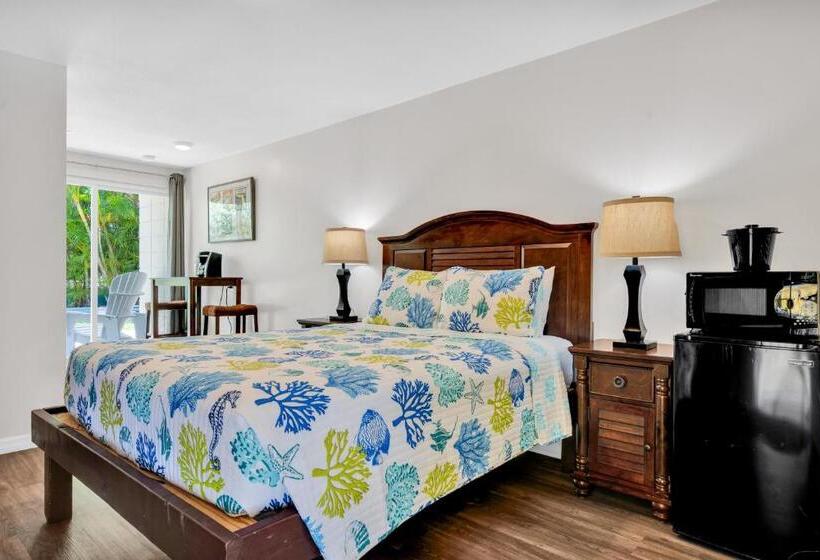 غرفة قياسية مطلّة علي حمام السباحة, Coconut Cay Resort