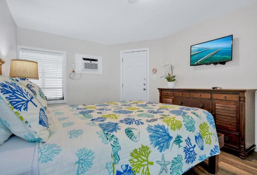 غرفة قياسية مطلّة علي حمام السباحة, Coconut Cay Resort