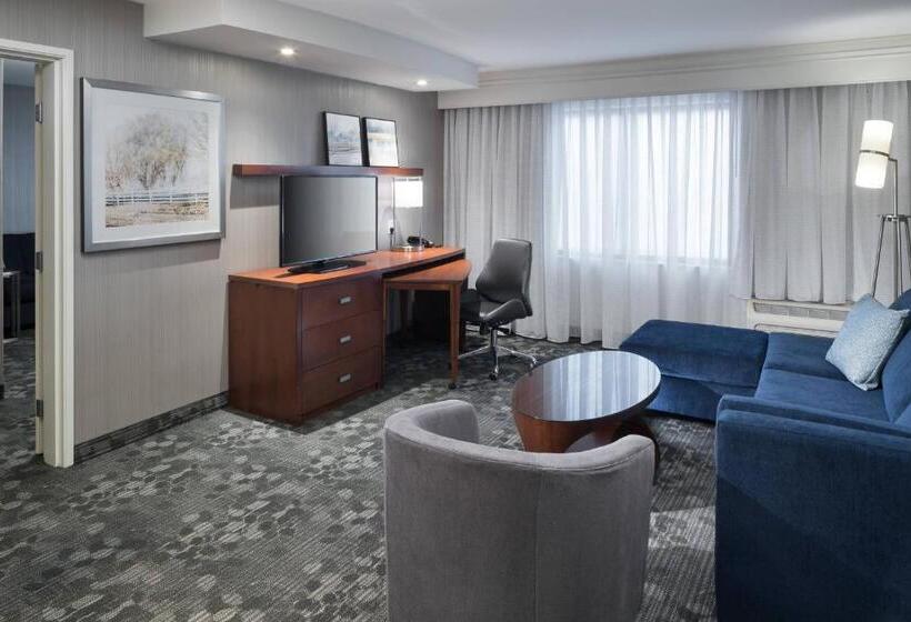 מיטת קינג בסוויטה, Courtyard By Marriott West Orange