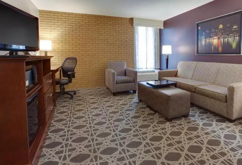キングサイズベッドのスイートルーム, Drury Inn & Suites Louisville East