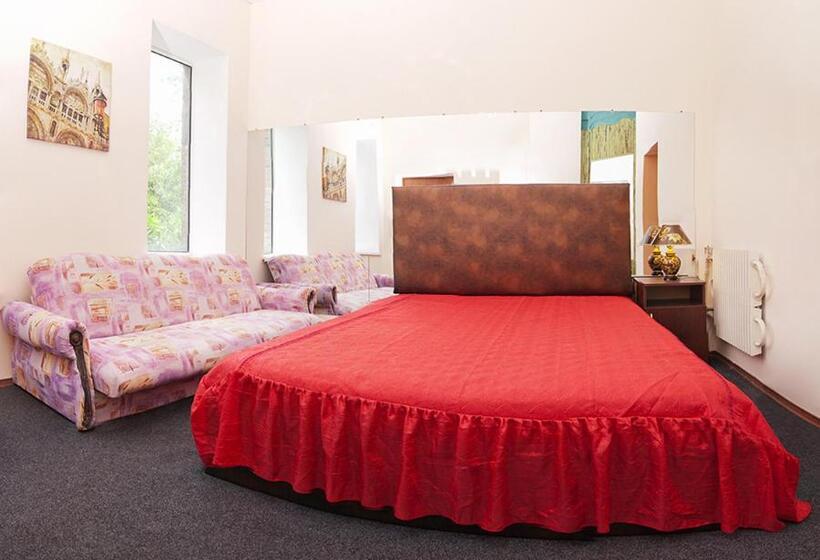 ジュニアスイート, Margo