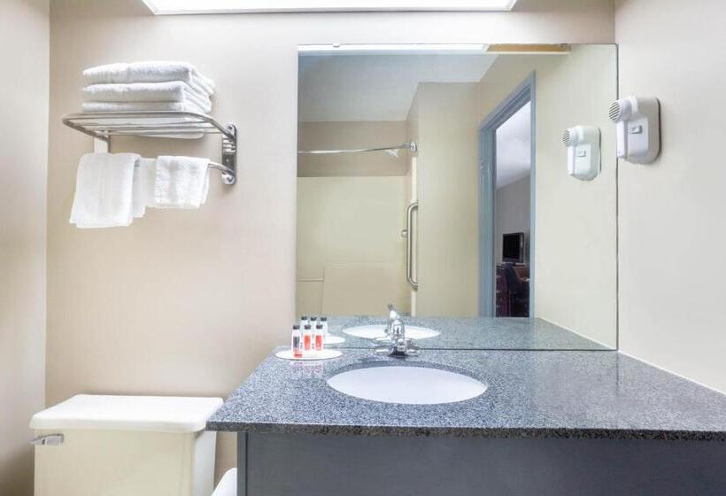 חדר סטנדרט עם מיטת קינג, Super 8 By Wyndham Harrison Oh