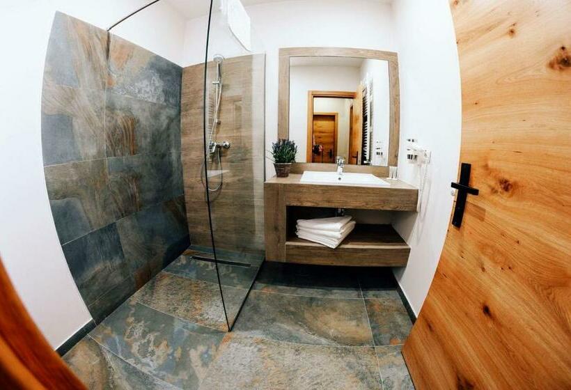 חדר סטנדרט עם מרפסת, Popasul Domnesc Resort& Spa Voronet Vue