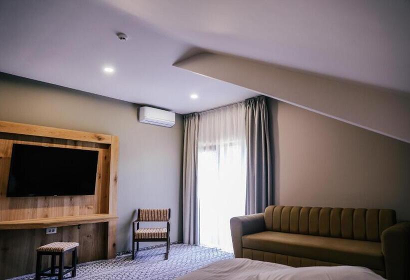 סוויטת ג'וניור עם מרפסת, Popasul Domnesc Resort& Spa Voronet Vue