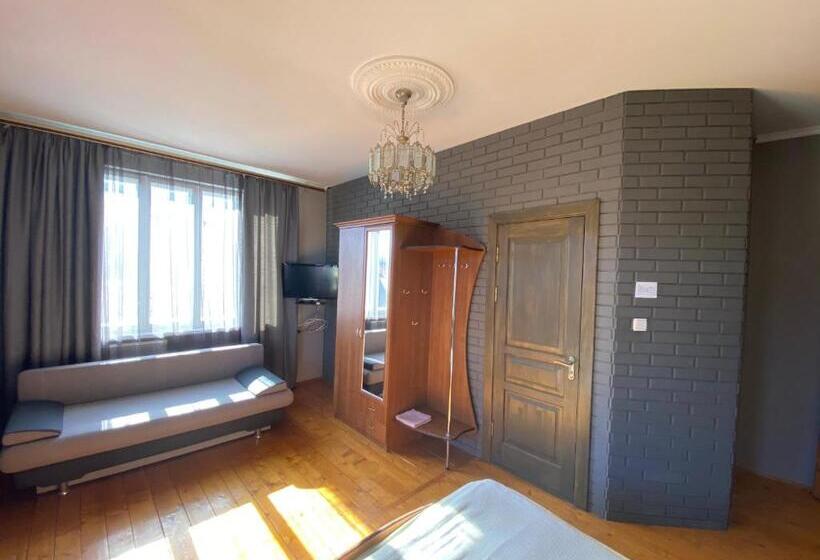 اتاق خانوادگی, Sadyba Girske Povitria