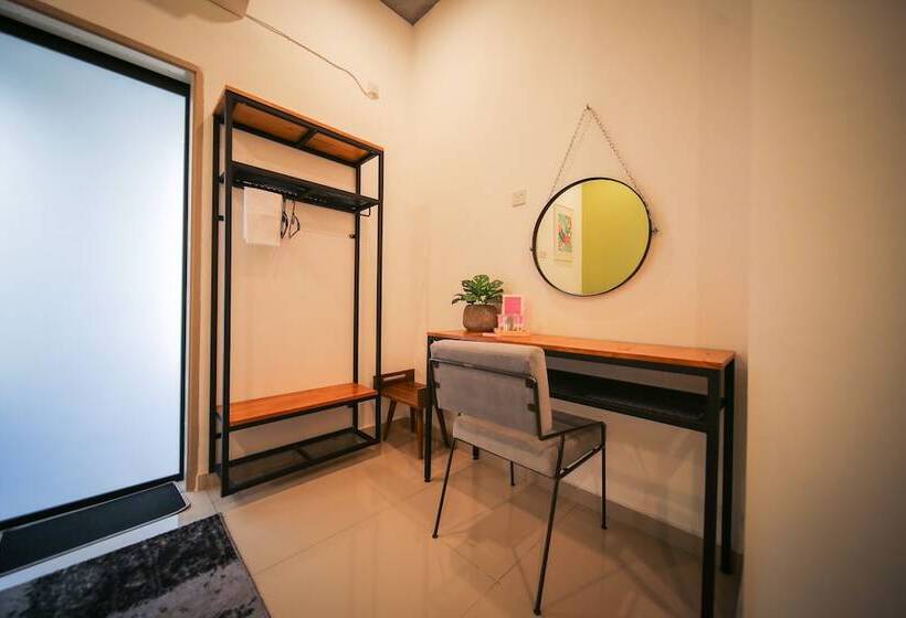 غرفة قياسية, The Lov Penang