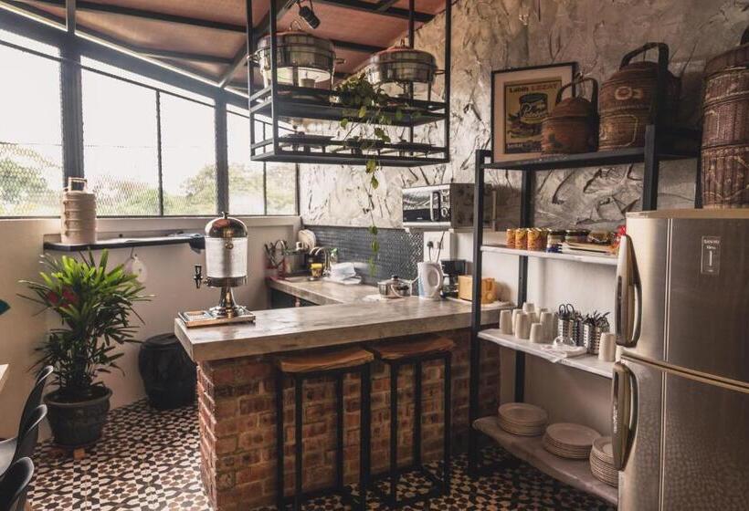 غرفة قياسية, The Lov Penang