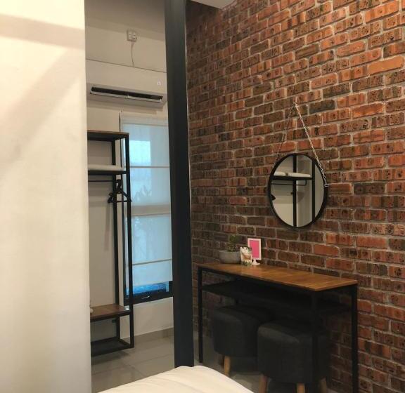 غرفة قياسية, The Lov Penang