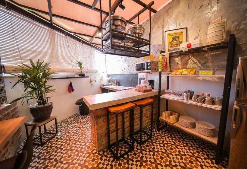 غرفة قياسية ثلاثية, The Lov Penang