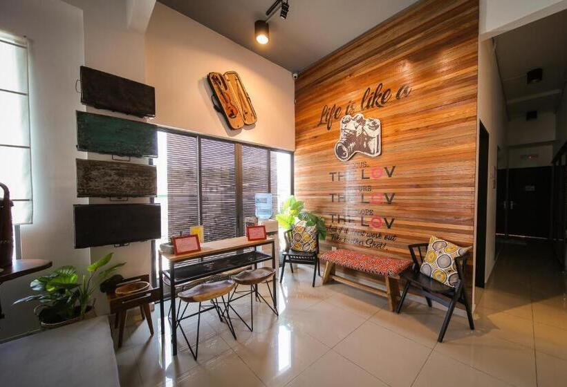 غرفة قياسية ثلاثية, The Lov Penang