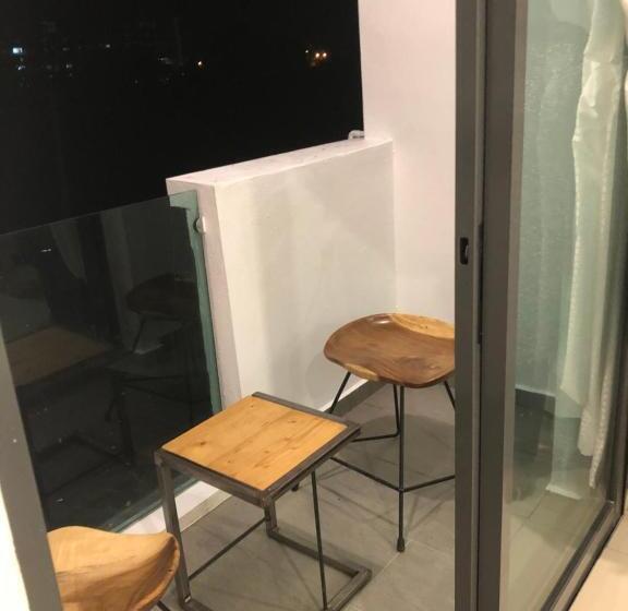 جناح جونيور عائلى, The Lov Penang