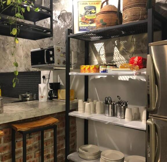 جناح جونيور عائلى, The Lov Penang