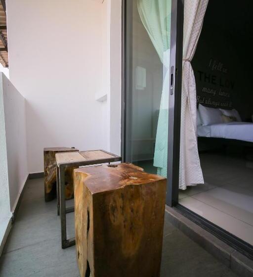 جناح جونيور عائلى, The Lov Penang