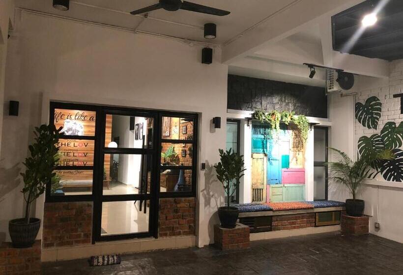 غرفة ديلوكس ثلاثية, The Lov Penang