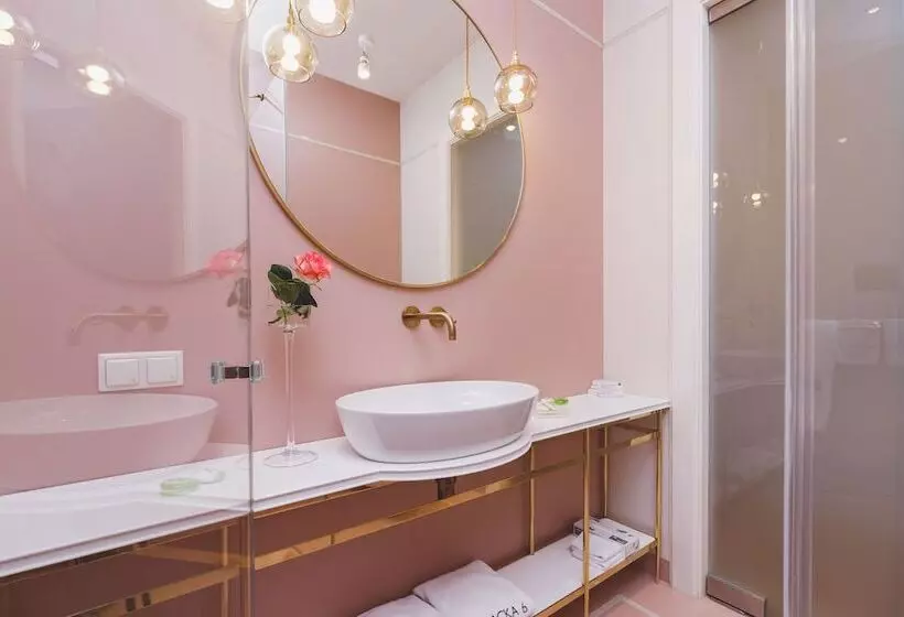 استودیوی سوپریور, Apartamenty Bracka 6