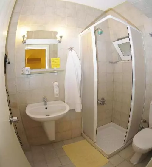 اتاق اکونومی, A&b Home