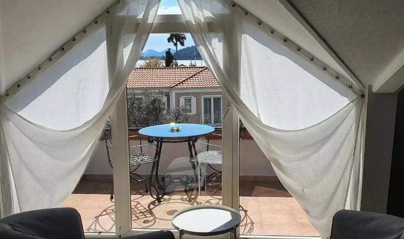 اتاق لوکس با چشم‌انداز دریا, A&b Home