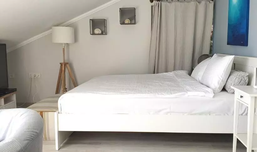 اتاق لوکس با چشم‌انداز دریا, A&b Home